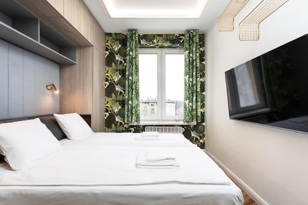 Verdant Oasis - Old Town Studio - By Upstairs Cracovia Esterno foto