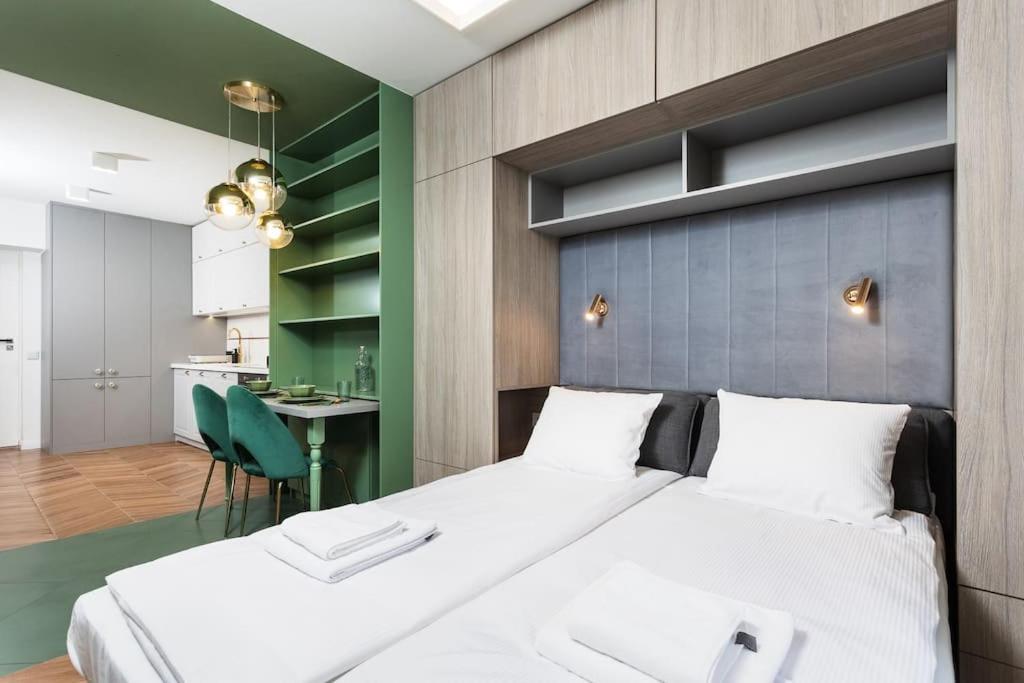 Verdant Oasis - Old Town Studio - By Upstairs Cracovia Esterno foto