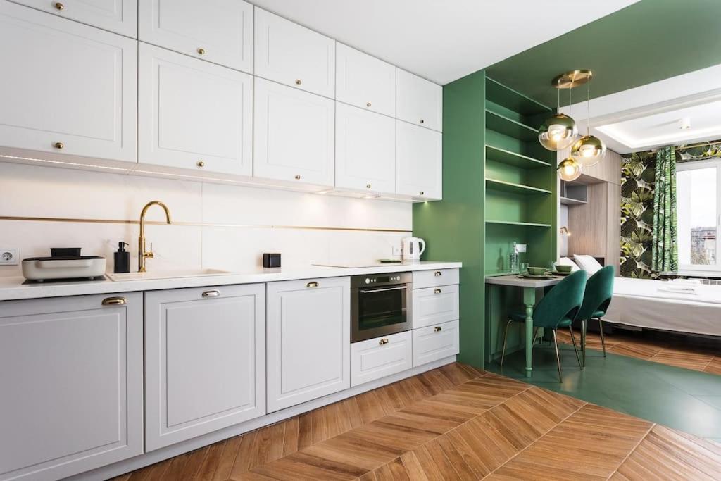 Verdant Oasis - Old Town Studio - By Upstairs Cracovia Esterno foto
