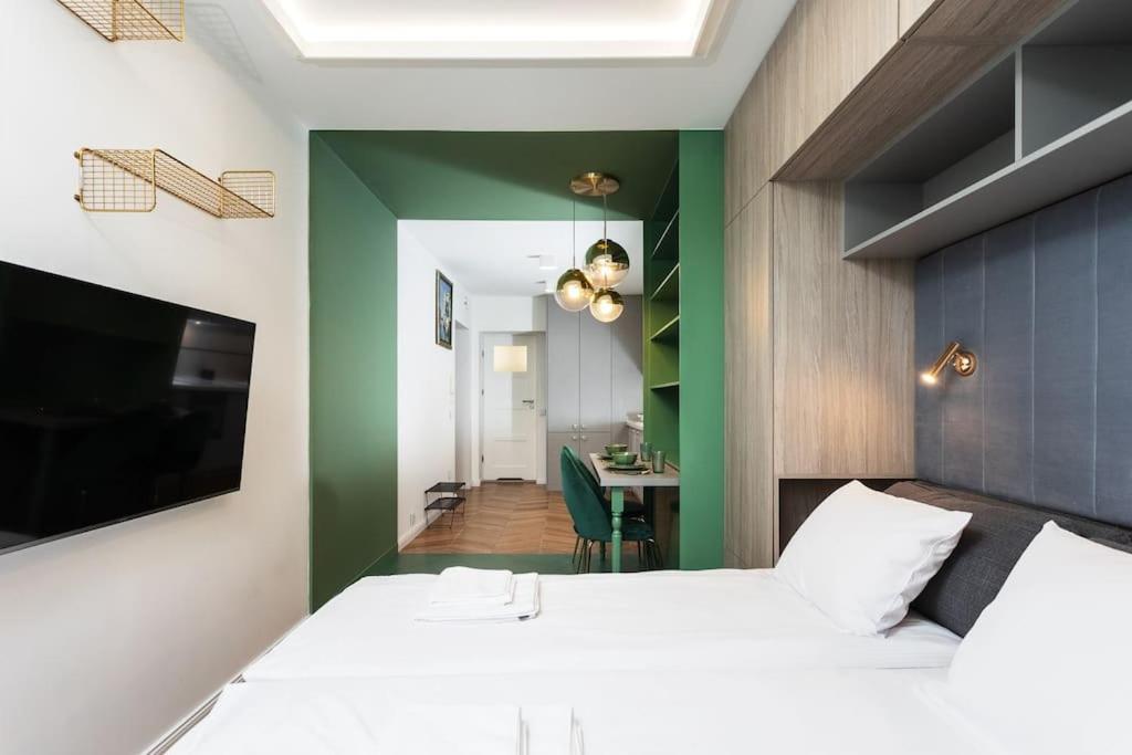 Verdant Oasis - Old Town Studio - By Upstairs Cracovia Esterno foto