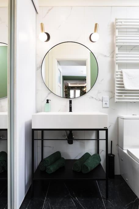 Verdant Oasis - Old Town Studio - By Upstairs Cracovia Esterno foto