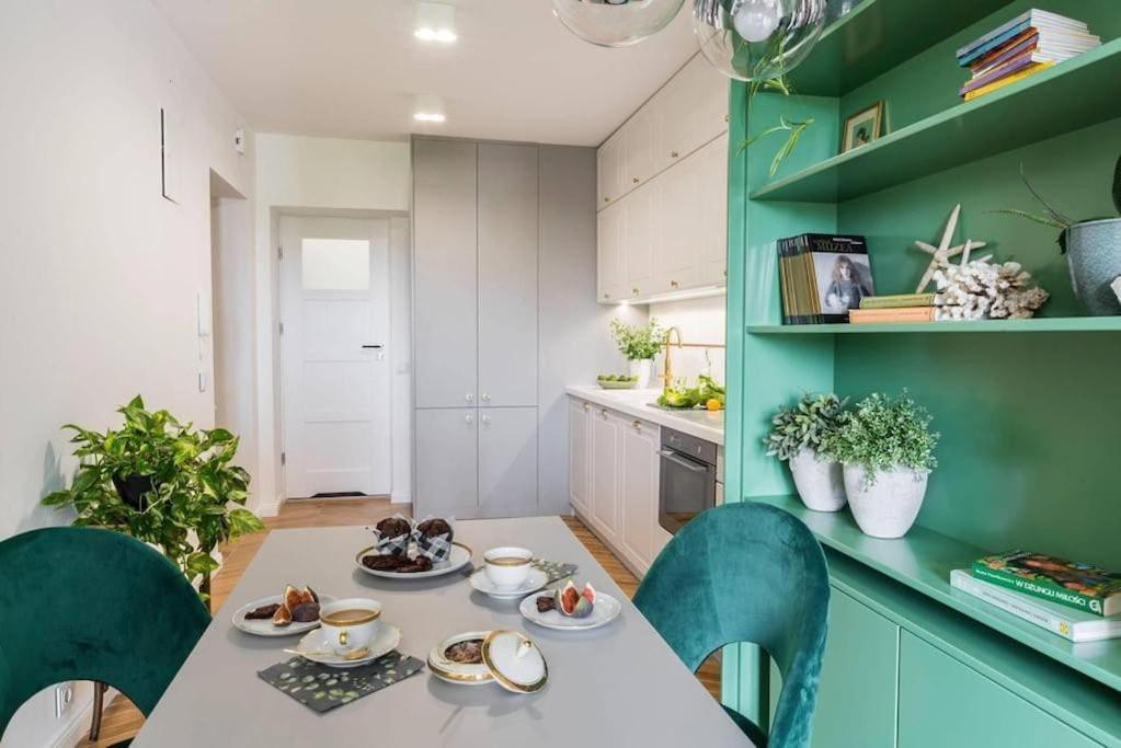 Verdant Oasis - Old Town Studio - By Upstairs Cracovia Esterno foto