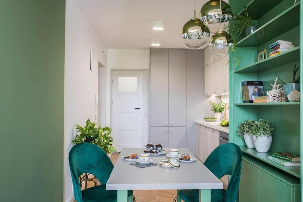 Verdant Oasis - Old Town Studio - By Upstairs Cracovia Esterno foto