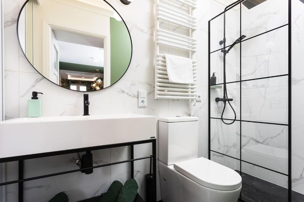 Verdant Oasis - Old Town Studio - By Upstairs Cracovia Esterno foto