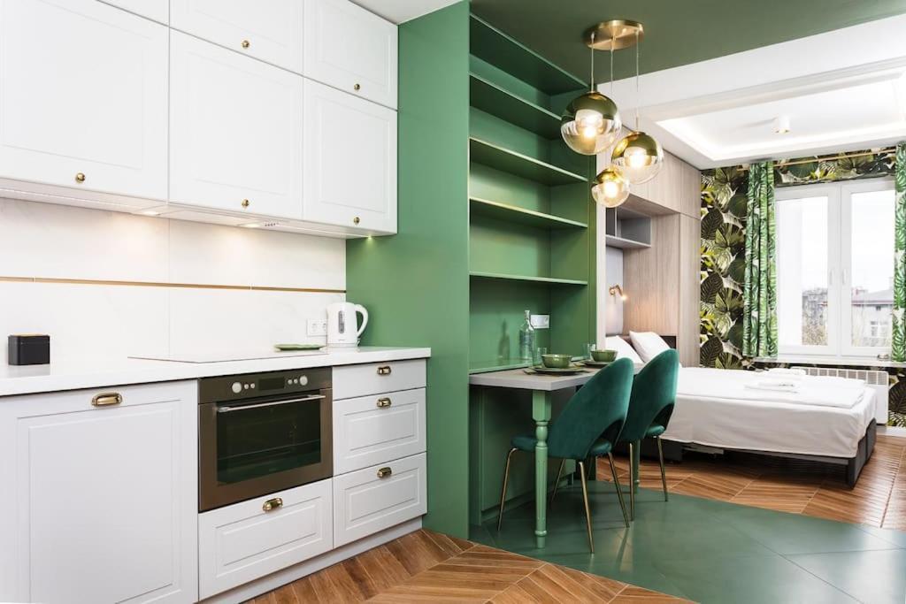 Verdant Oasis - Old Town Studio - By Upstairs Cracovia Esterno foto