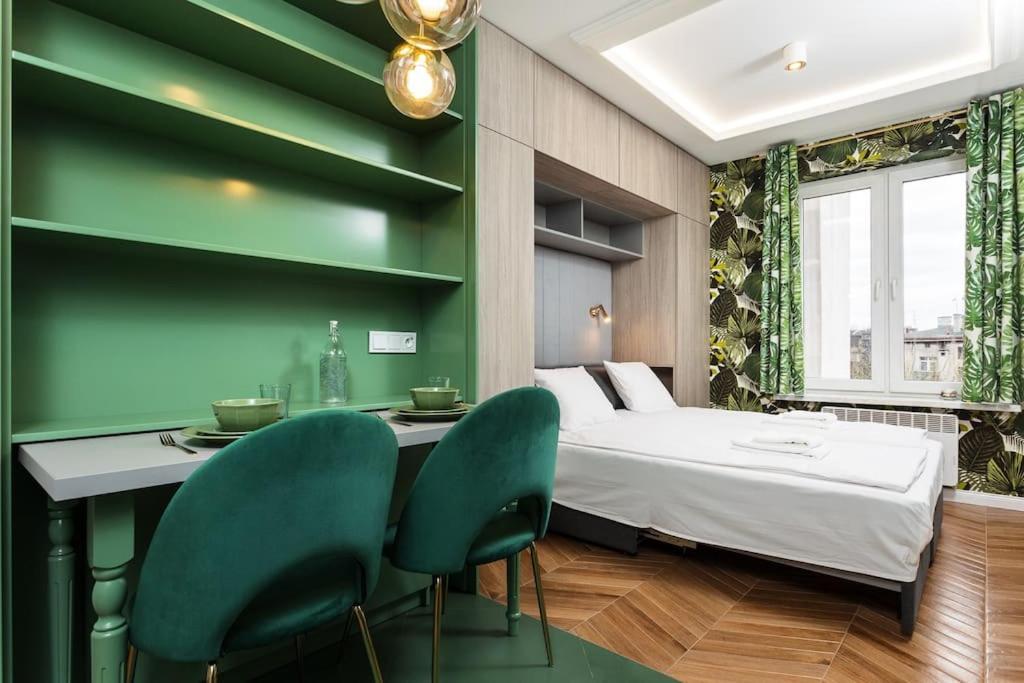 Verdant Oasis - Old Town Studio - By Upstairs Cracovia Esterno foto